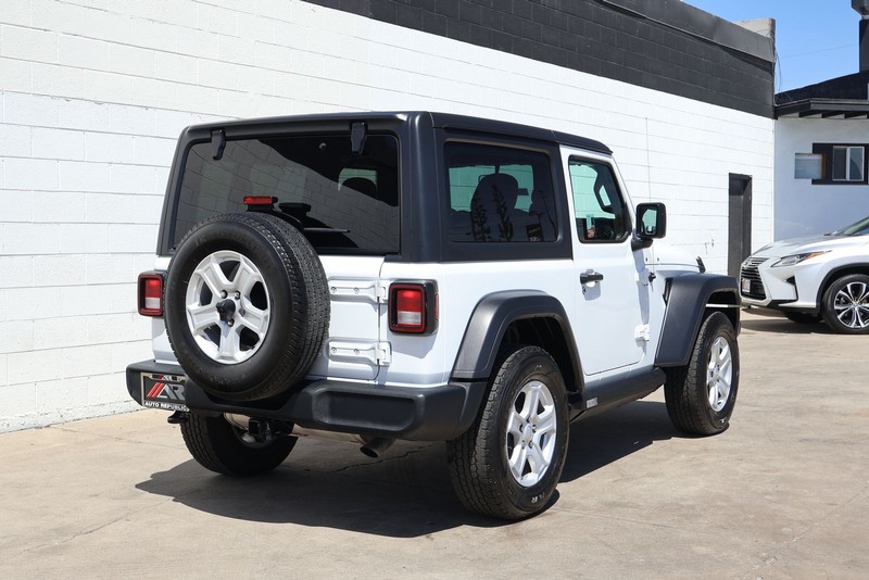 Jeep Wrangler Vehicle Full-screen Gallery Image 05