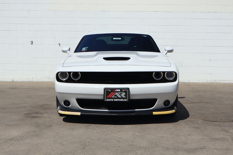 Dodge Challenger Vehicle Full-screen Gallery Image 02
