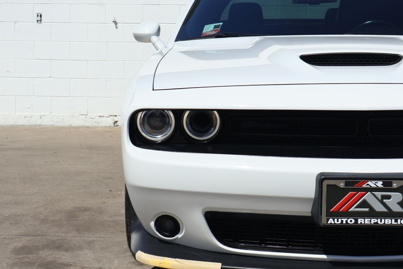 Dodge Challenger Vehicle Full-screen Gallery Image 03