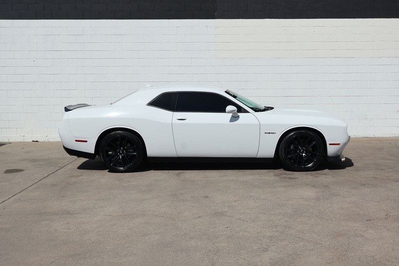 Dodge Challenger Vehicle Full-screen Gallery Image 04