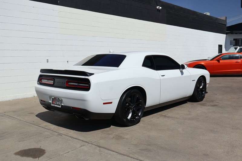 Dodge Challenger Vehicle Full-screen Gallery Image 05