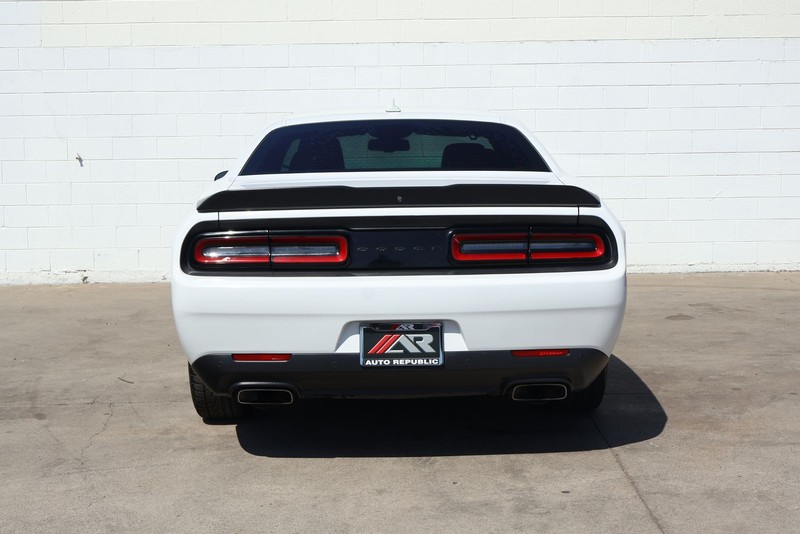 Dodge Challenger Vehicle Full-screen Gallery Image 06