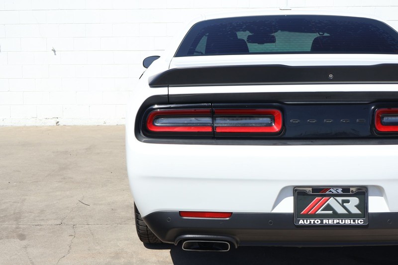 Dodge Challenger Vehicle Full-screen Gallery Image 07