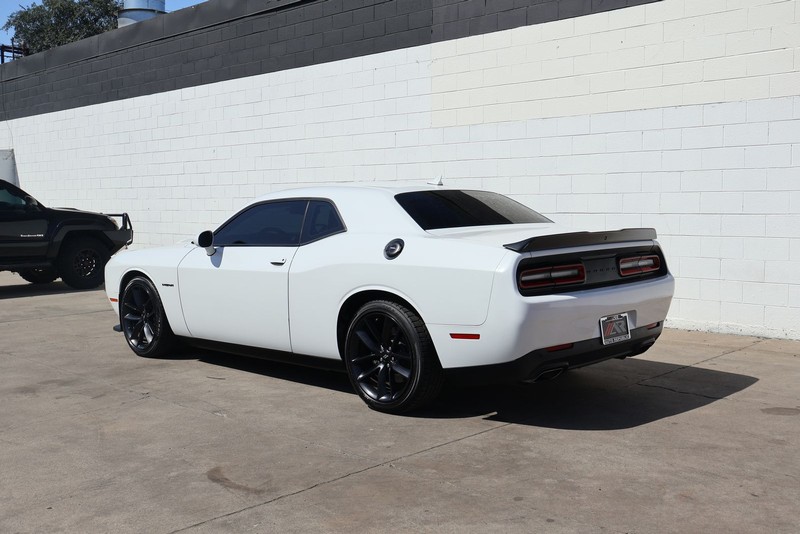 Dodge Challenger Vehicle Full-screen Gallery Image 09