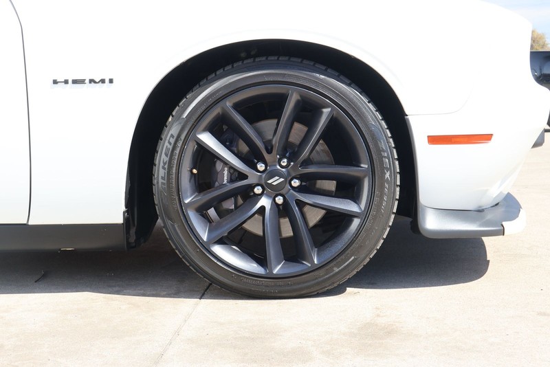 Dodge Challenger Vehicle Full-screen Gallery Image 13