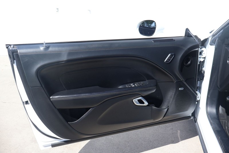 Dodge Challenger Vehicle Full-screen Gallery Image 14