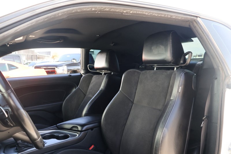 Dodge Challenger Vehicle Full-screen Gallery Image 16