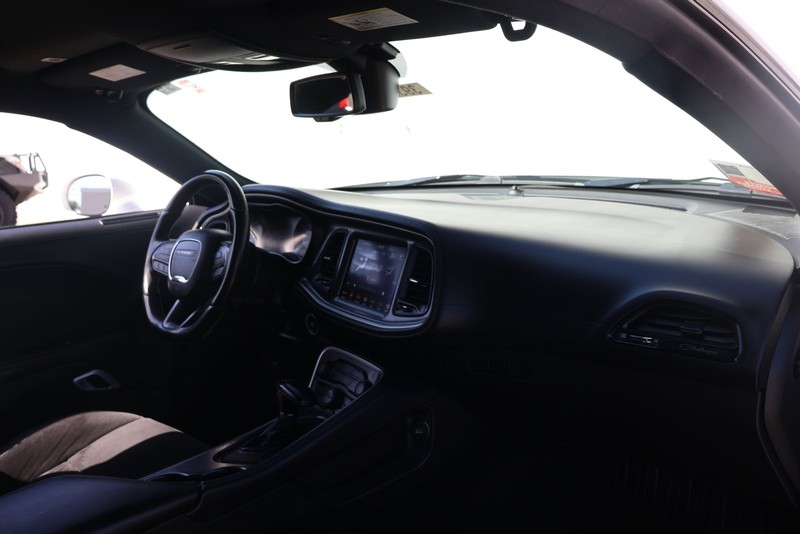 Dodge Challenger Vehicle Full-screen Gallery Image 18
