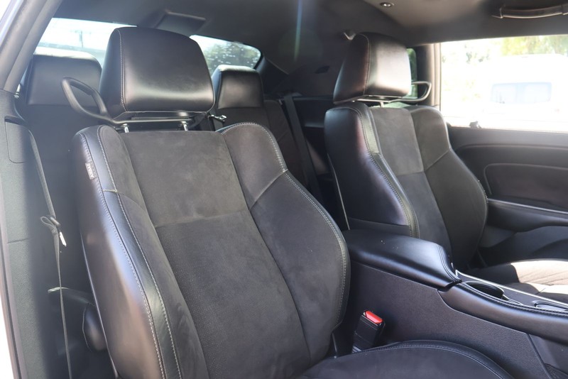 Dodge Challenger Vehicle Full-screen Gallery Image 19