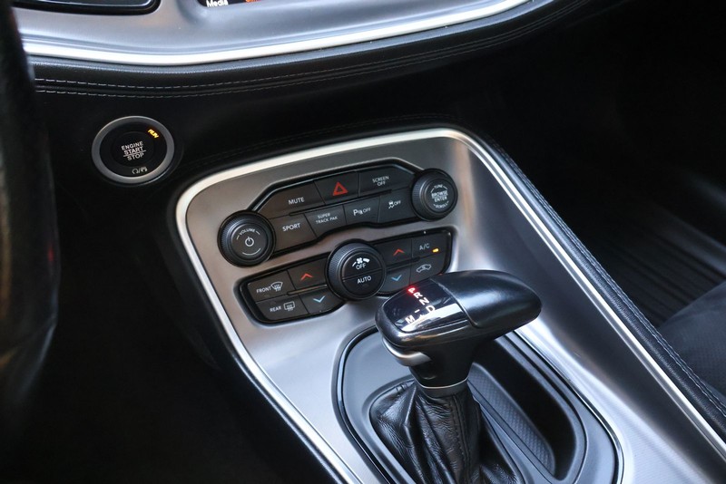 Dodge Challenger Vehicle Full-screen Gallery Image 29
