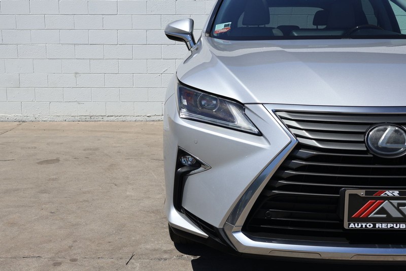 Lexus RX 350 Vehicle Full-screen Gallery Image 03