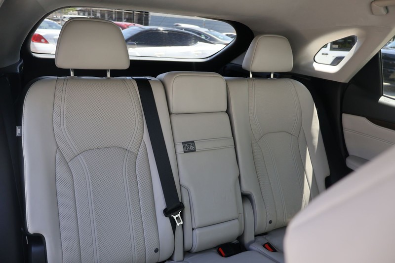 Lexus RX 350 Vehicle Full-screen Gallery Image 21