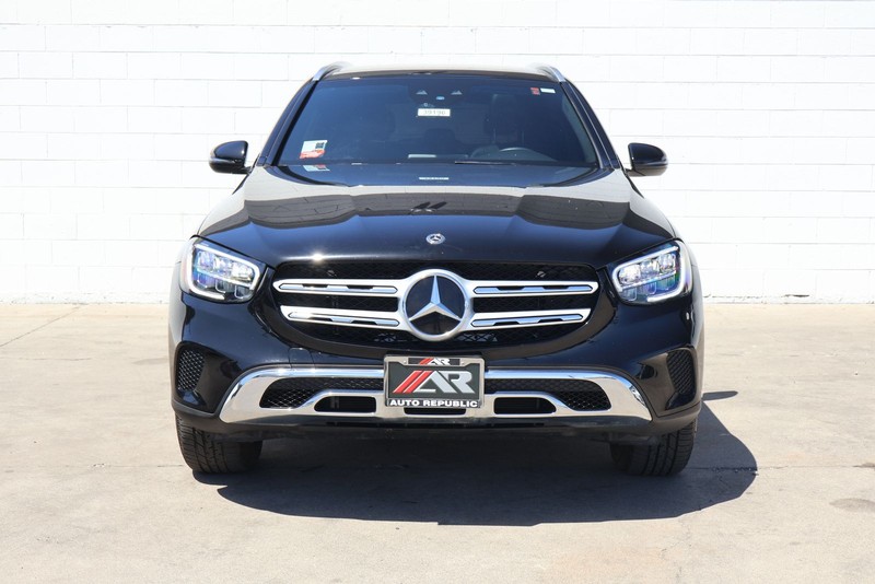 Mercedes-Benz GLC 300 Vehicle Full-screen Gallery Image 02