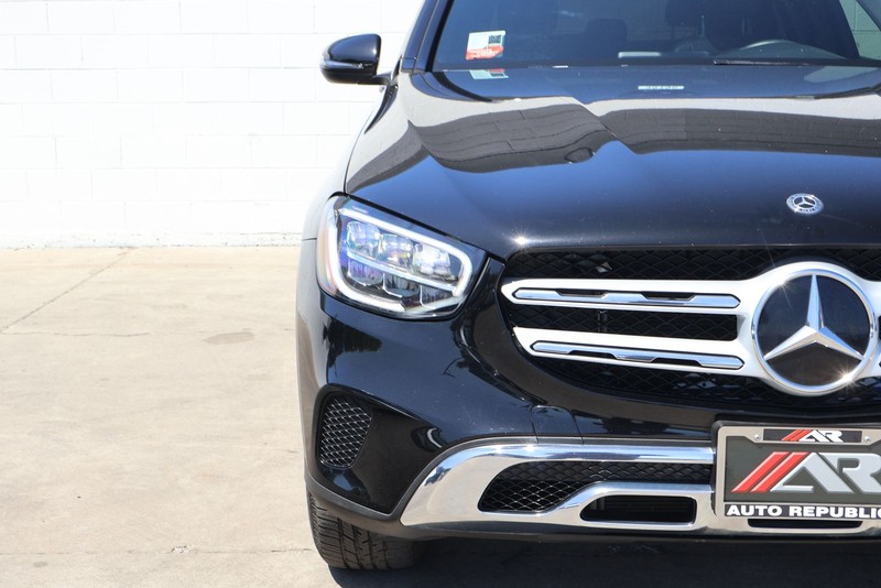 Mercedes-Benz GLC 300 Vehicle Full-screen Gallery Image 03