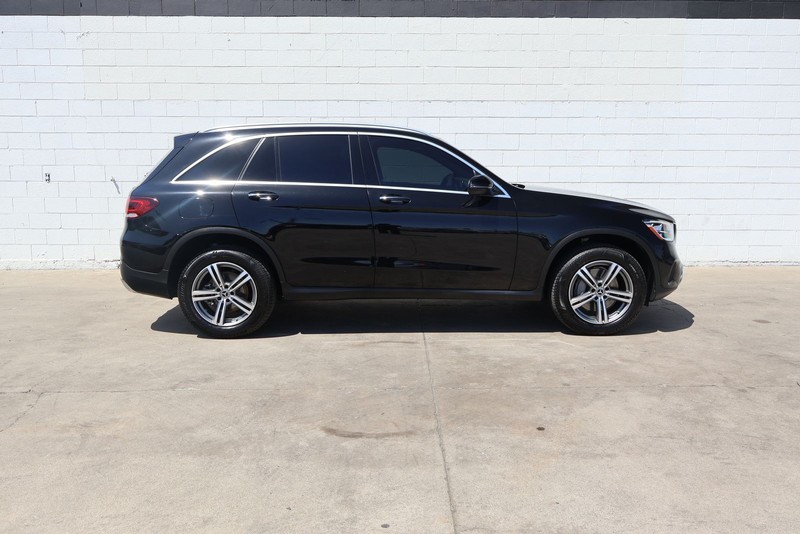 Mercedes-Benz GLC 300 Vehicle Full-screen Gallery Image 04