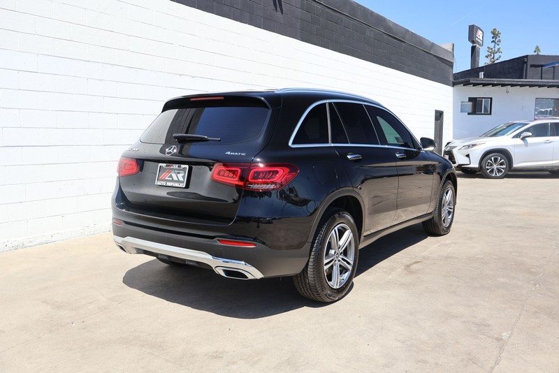 Mercedes-Benz GLC 300 Vehicle Full-screen Gallery Image 05