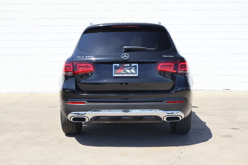 Mercedes-Benz GLC 300 Vehicle Full-screen Gallery Image 06