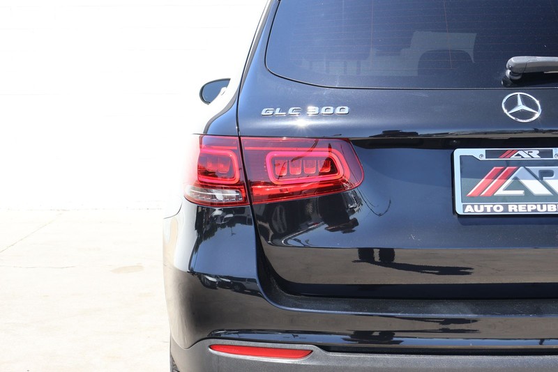 Mercedes-Benz GLC 300 Vehicle Full-screen Gallery Image 07