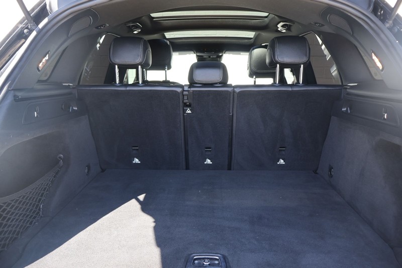 Mercedes-Benz GLC 300 Vehicle Full-screen Gallery Image 08