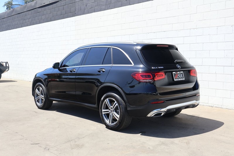 Mercedes-Benz GLC 300 Vehicle Full-screen Gallery Image 09