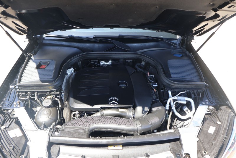 Mercedes-Benz GLC 300 Vehicle Full-screen Gallery Image 12