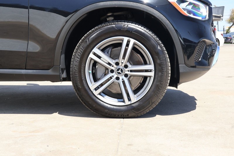 Mercedes-Benz GLC 300 Vehicle Full-screen Gallery Image 13