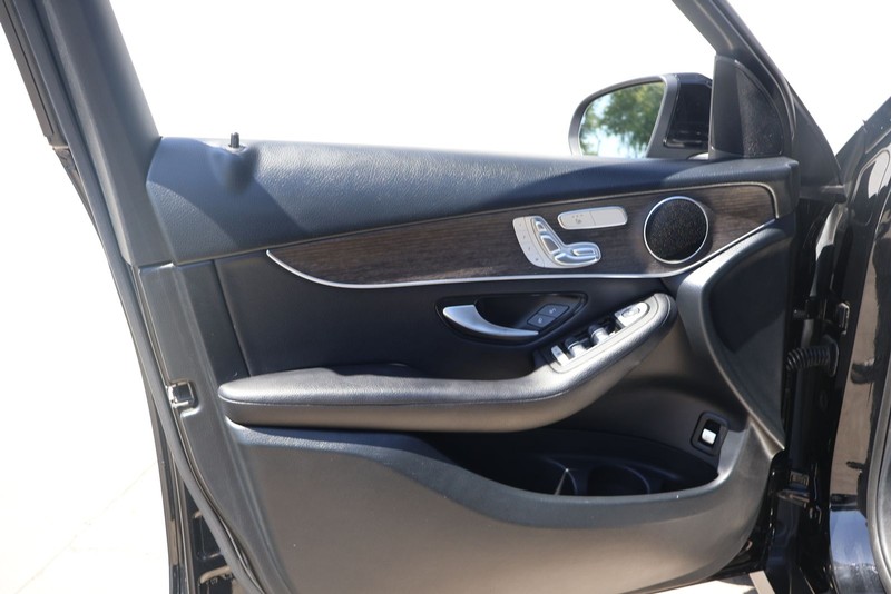 Mercedes-Benz GLC 300 Vehicle Full-screen Gallery Image 14