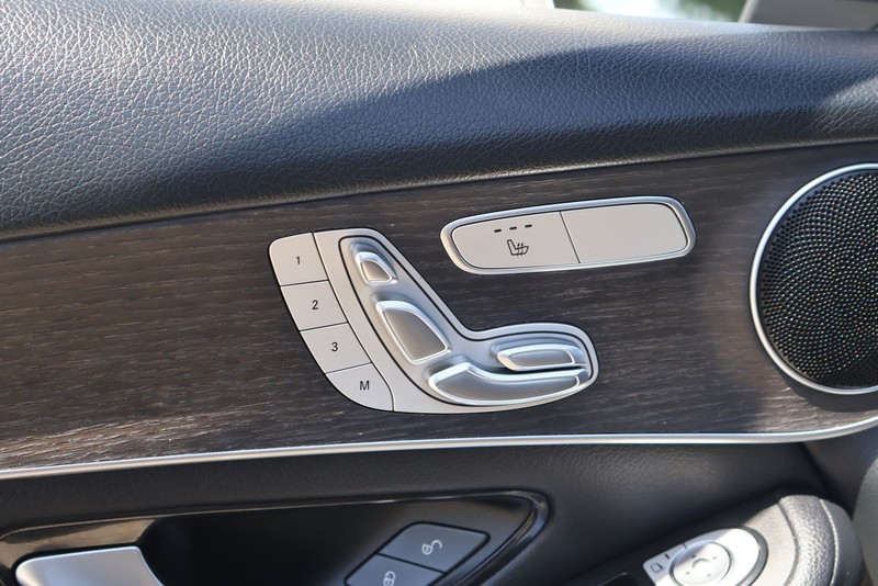 Mercedes-Benz GLC 300 Vehicle Full-screen Gallery Image 15