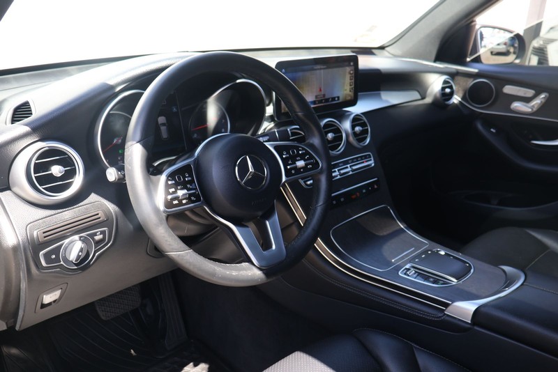 Mercedes-Benz GLC 300 Vehicle Full-screen Gallery Image 16