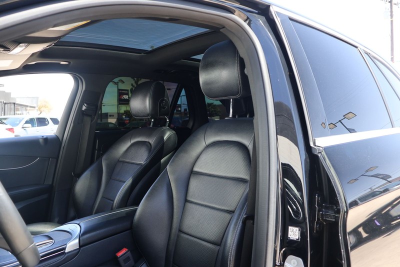 Mercedes-Benz GLC 300 Vehicle Full-screen Gallery Image 17
