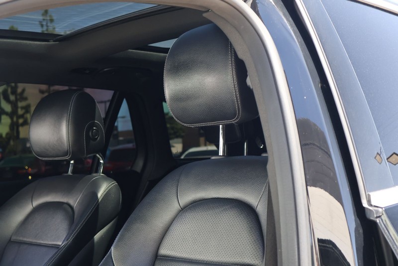 Mercedes-Benz GLC 300 Vehicle Full-screen Gallery Image 18