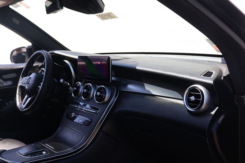Mercedes-Benz GLC 300 Vehicle Full-screen Gallery Image 19