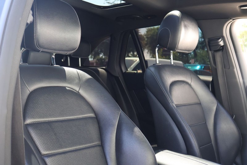 Mercedes-Benz GLC 300 Vehicle Full-screen Gallery Image 20