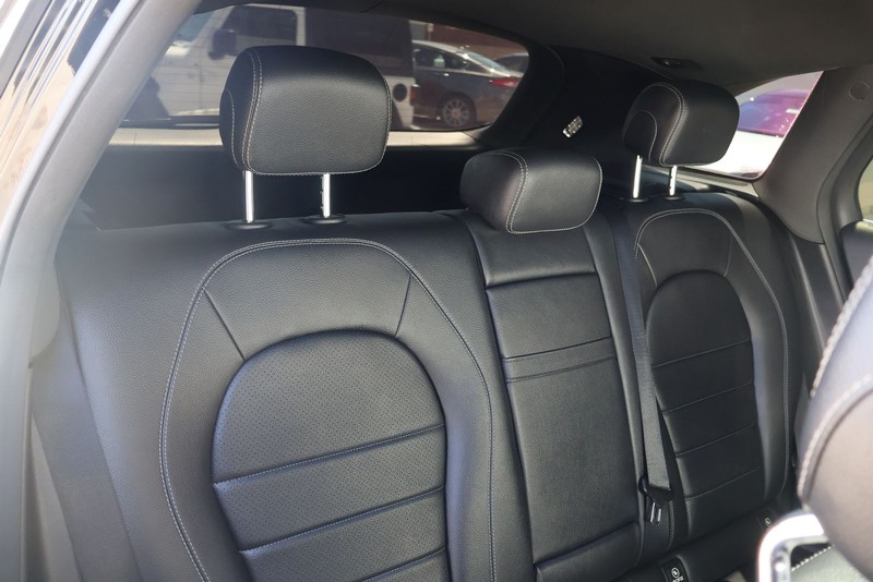 Mercedes-Benz GLC 300 Vehicle Full-screen Gallery Image 21