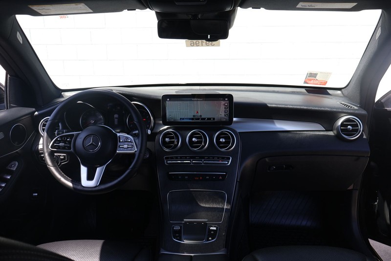 Mercedes-Benz GLC 300 Vehicle Full-screen Gallery Image 22