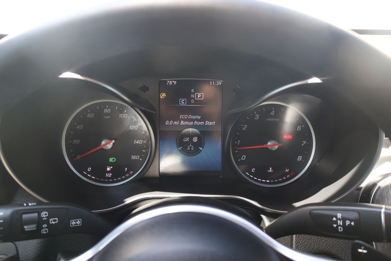 Mercedes-Benz GLC 300 Vehicle Full-screen Gallery Image 23