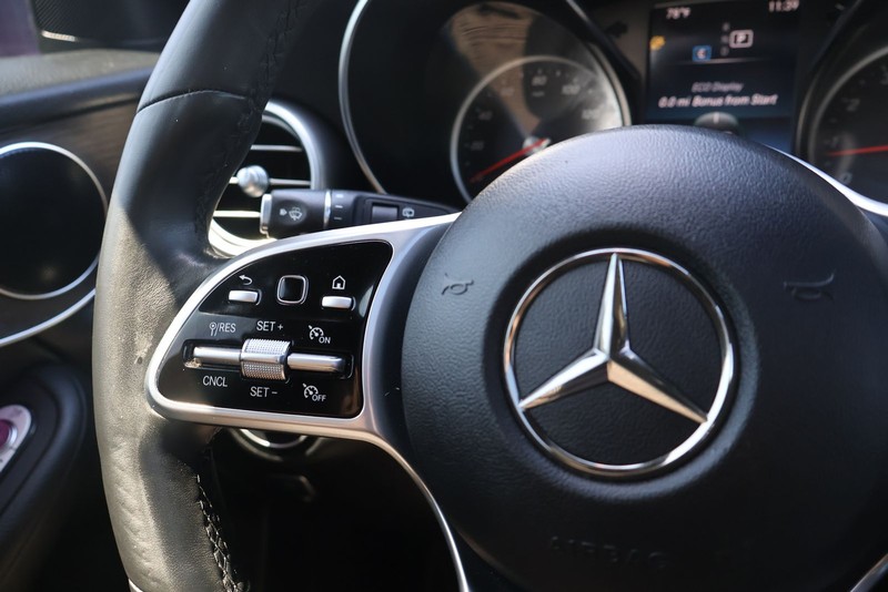 Mercedes-Benz GLC 300 Vehicle Full-screen Gallery Image 25