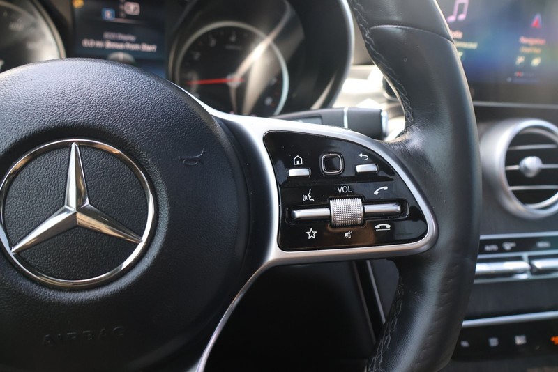 Mercedes-Benz GLC 300 Vehicle Full-screen Gallery Image 26
