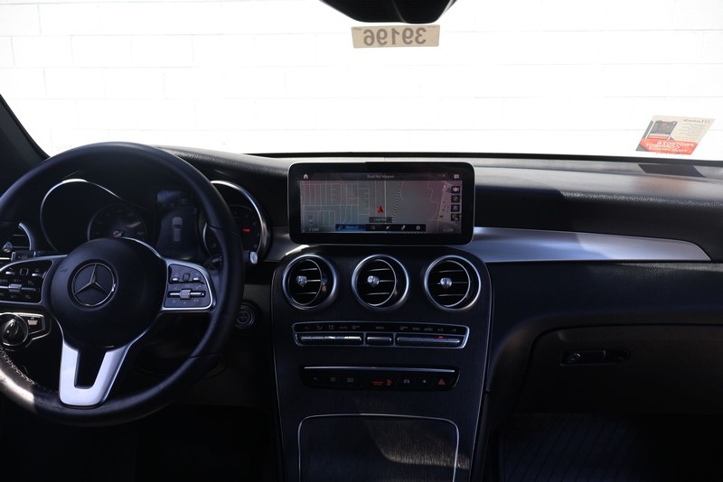 Mercedes-Benz GLC 300 Vehicle Full-screen Gallery Image 27