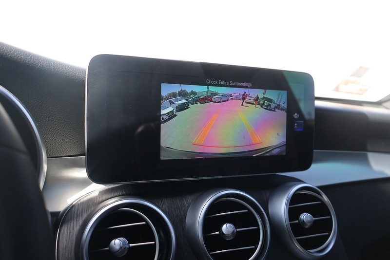 Mercedes-Benz GLC 300 Vehicle Full-screen Gallery Image 29
