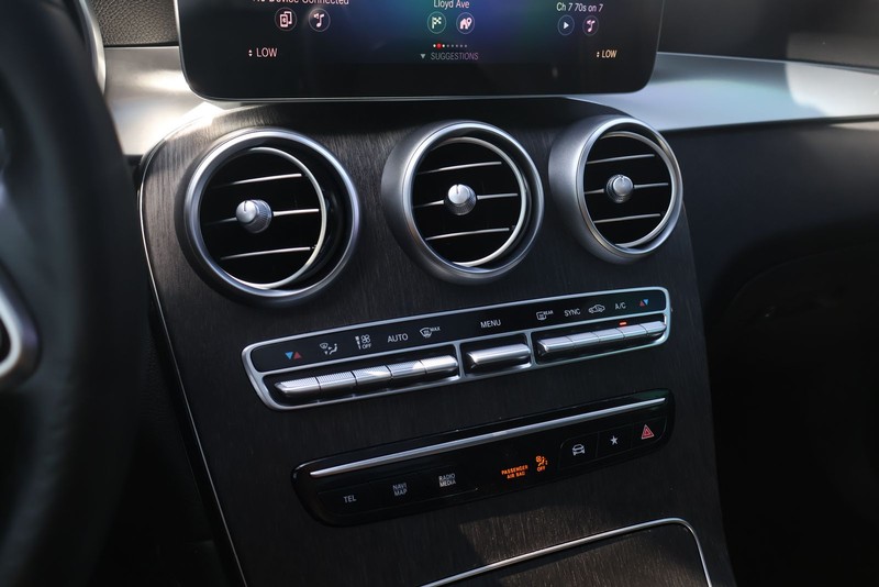 Mercedes-Benz GLC 300 Vehicle Full-screen Gallery Image 30
