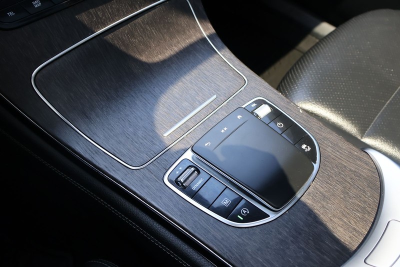 Mercedes-Benz GLC 300 Vehicle Full-screen Gallery Image 31