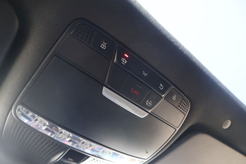Mercedes-Benz GLC 300 Vehicle Full-screen Gallery Image 32