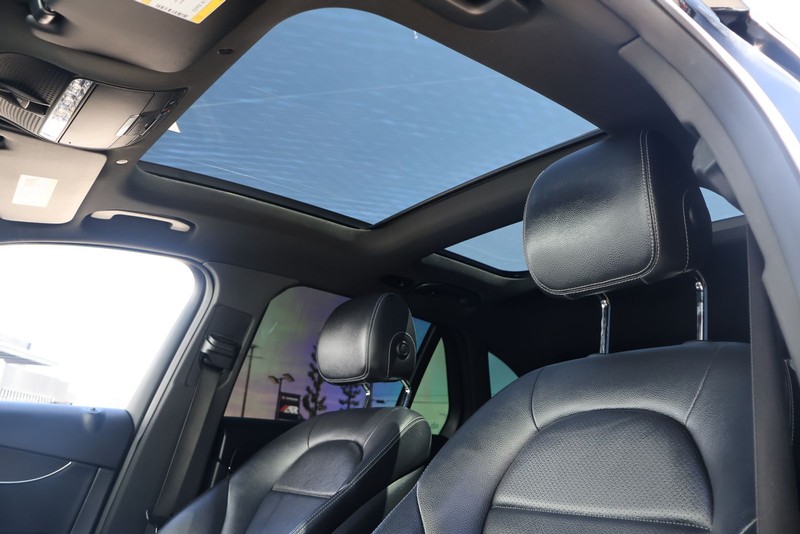 Mercedes-Benz GLC 300 Vehicle Full-screen Gallery Image 33