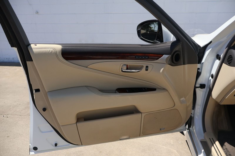 Lexus LS 460 Vehicle Full-screen Gallery Image 14