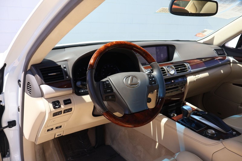 Lexus LS 460 Vehicle Full-screen Gallery Image 15