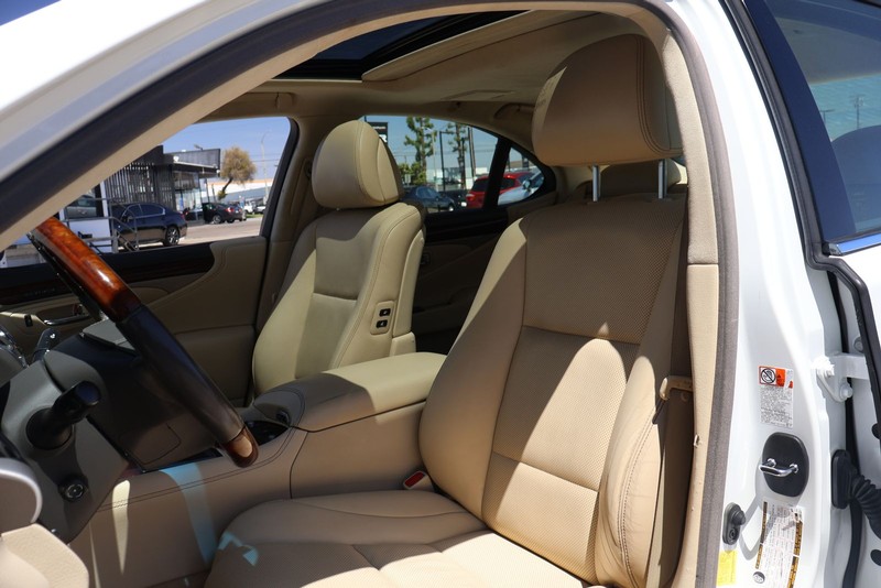 Lexus LS 460 Vehicle Full-screen Gallery Image 16