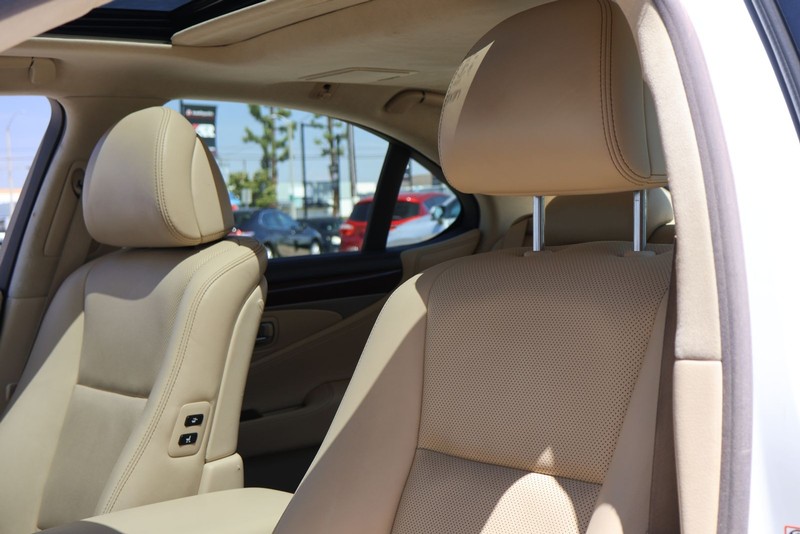 Lexus LS 460 Vehicle Full-screen Gallery Image 17