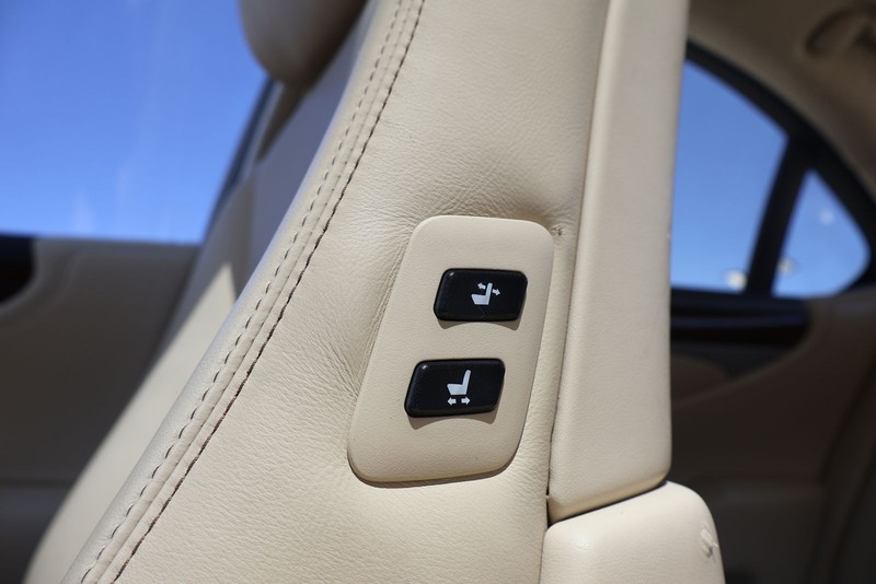 Lexus LS 460 Vehicle Full-screen Gallery Image 18
