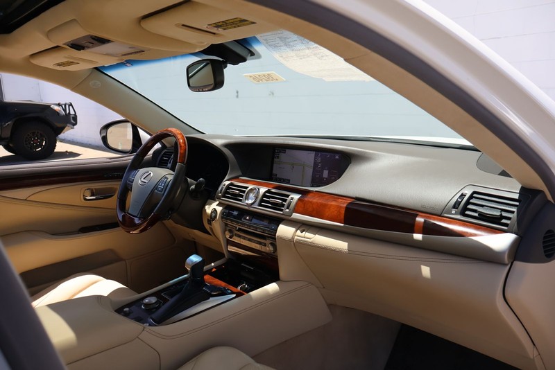 Lexus LS 460 Vehicle Full-screen Gallery Image 19